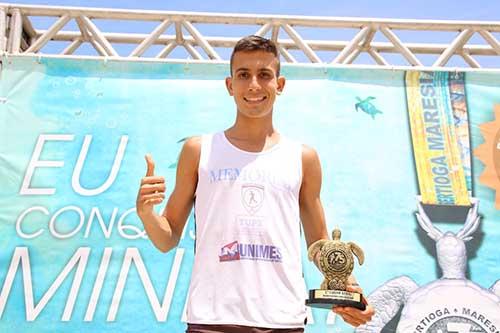 João Magalhães foi o campeão da Ultramaratona Bertioga-Maresias / Foto: Marco Bezzan